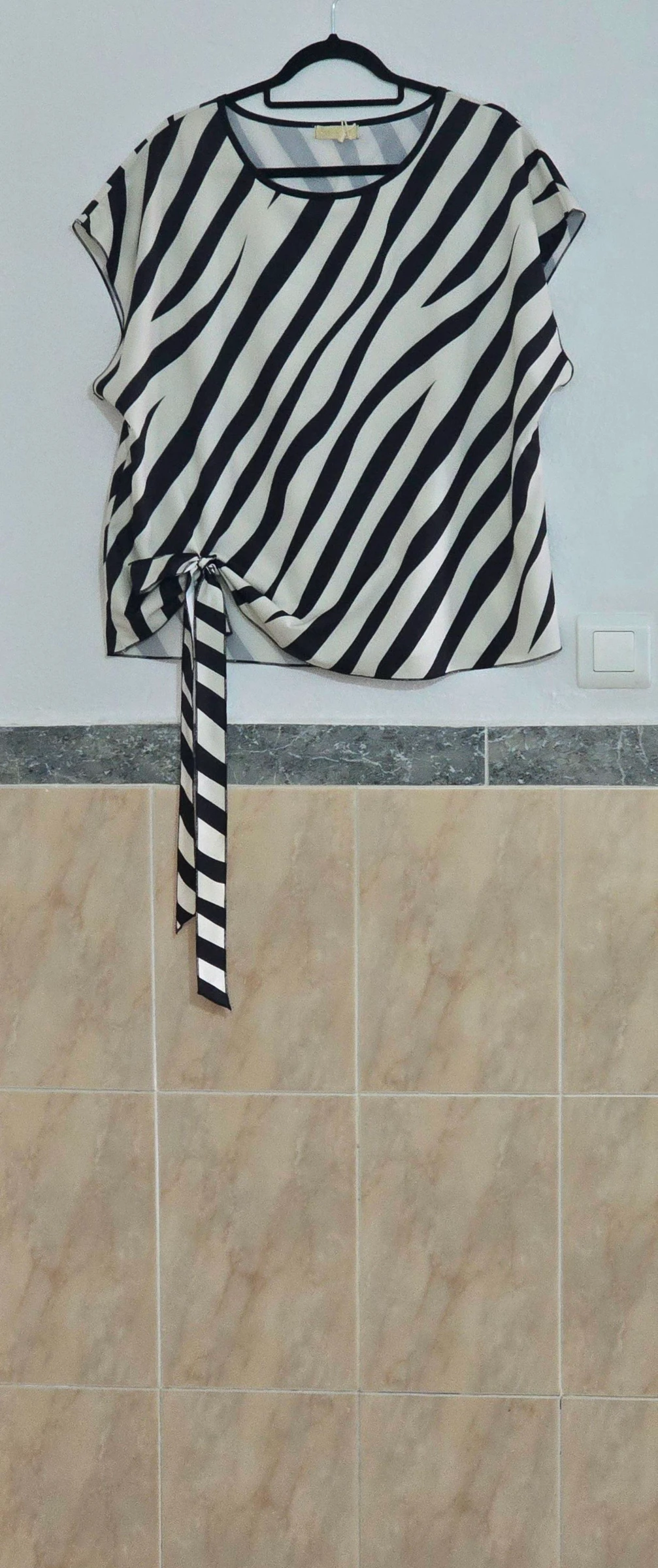 Blusa de estampado de cebra con lazo lateral – photo 5